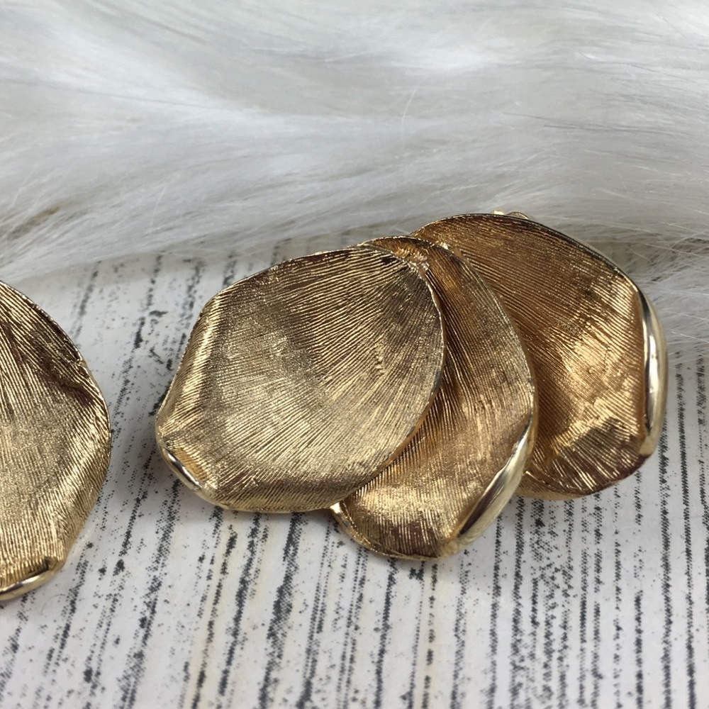 Vintage Kramer Gold Tone Petals Clip-On Earrings - Picture 4 of 8